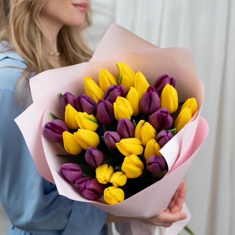 Желтые и фиолетовые тюльпаны 35 штук