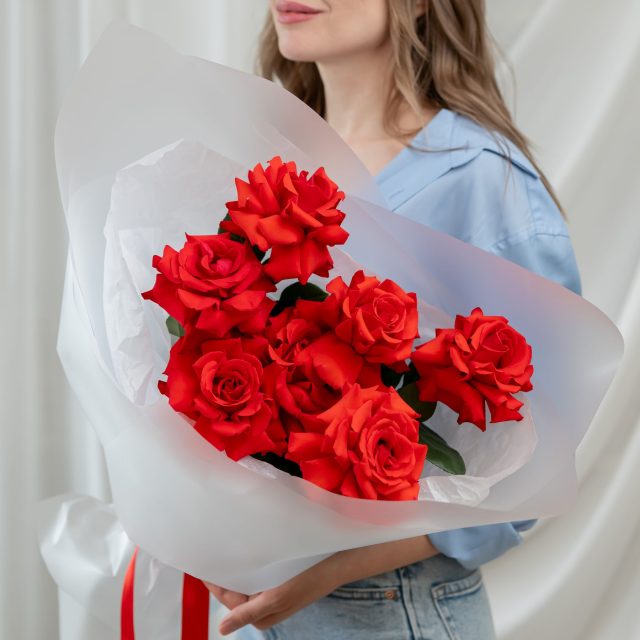 7 французских роз с эвкалиптом (сорт Нина)