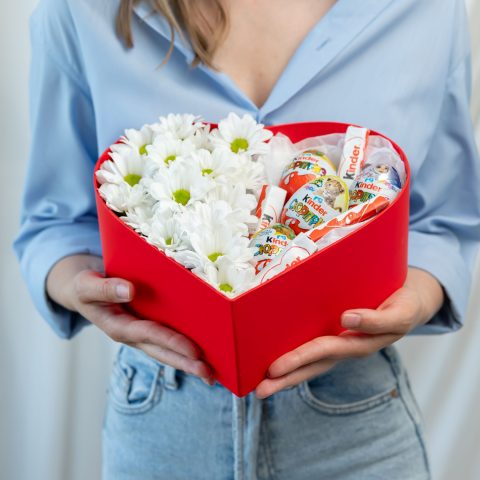 Сердце «Сладкая улыбка» с хризантемами и Kinder