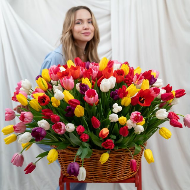 201 тюльпан в корзине