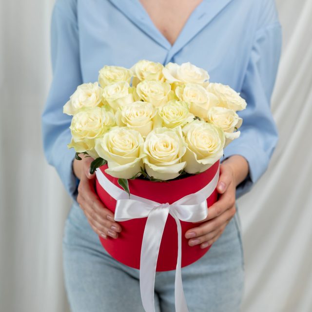 15 белых роз (Эквадор) в шляпной коробке